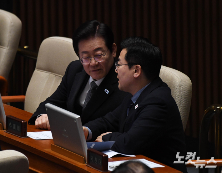 더불어민주당 이재명 대표와 박찬대 원내대표가 26일 오후 국회 본회의에서 대화하고 있다. 황진환 기자