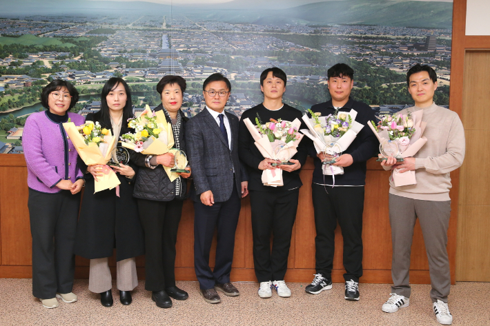 경주시 송호준 부시장이 2024년 하반기 베스트 친절음식점 5곳을 선정하고 지난 26일 표창패를 전달하고 있다. 경주시 제공