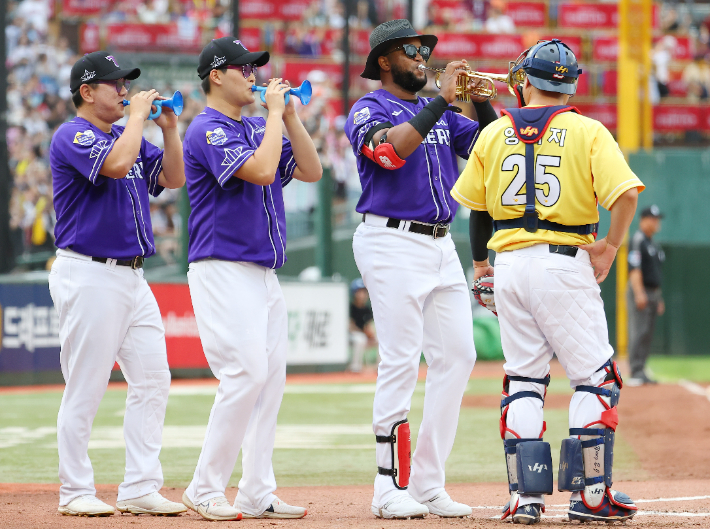 지난해 KBO 올스타전에서 트럼펫을 불며 등장하는 소크라테스. 연합뉴스 