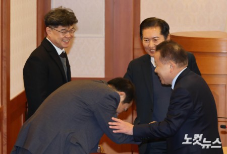 대화하는 정청래 단장과 법률대리인단