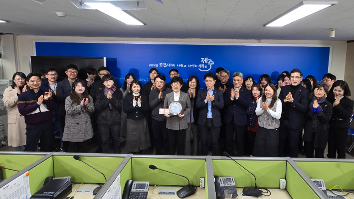 제주도 '경제활력국'이 도청 출입기자단에 의해 최우수 소통부서로 선정돼 27일 오전 도청 기자실에서 시상식이 열렸다. 제주도 제공