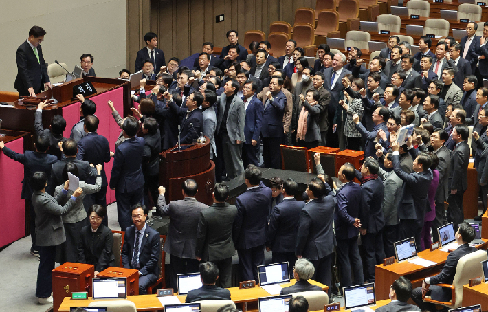 우원식 국회의장이 27일 오후 국회 본회의에서 한덕수 국무총리 탄핵소추안 가결 의결정족수에 대한 설명(재적의원 과반수 찬성)을 하자 국민의힘 의원들이 항의하고 있다. 연합뉴스