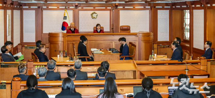 정형식, 이미선 헌법재판관이 27일 서울 종로구 헌법재판소 소심판정에서 윤석열 대통령 탄핵 심판 첫 변론준비기일을 진행하고 있다. 황진환 기자