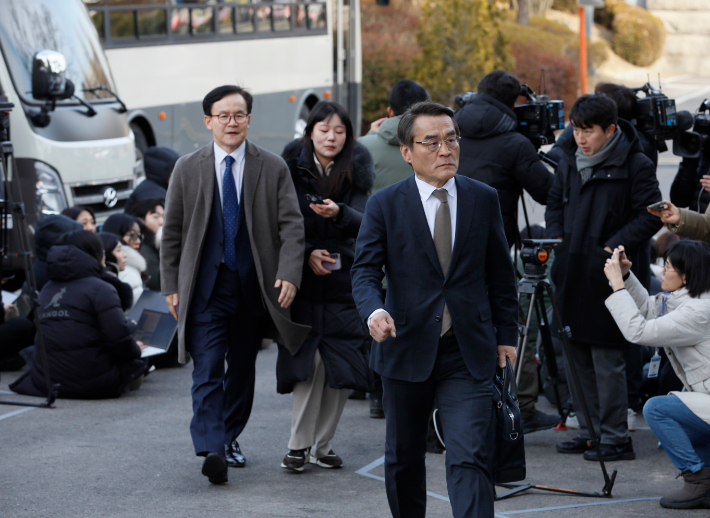 윤석열 대통령의 탄핵심판 사건 첫 번째 변론준비기일인 27일 오후 윤석열 대통령의 법률대리인인 배보윤, 배진한 변호사가 서울 종로구 헌법재판소로 향하고 있다. 연합뉴스