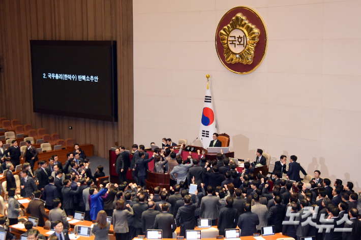 27일 서울 여의도 국회에서 열린 제420회국회(임시회) 제2차 본회의에서 우원식 국회의장이 국무총리(한덕수) 탄핵소추안 가결 의결정족수에 대한 설명(재적의원 과반수 찬성)을 하자 국민의힘 의원들이 의장석 주변으로 모여들며 항의를 하고 있다. 윤창원 기자