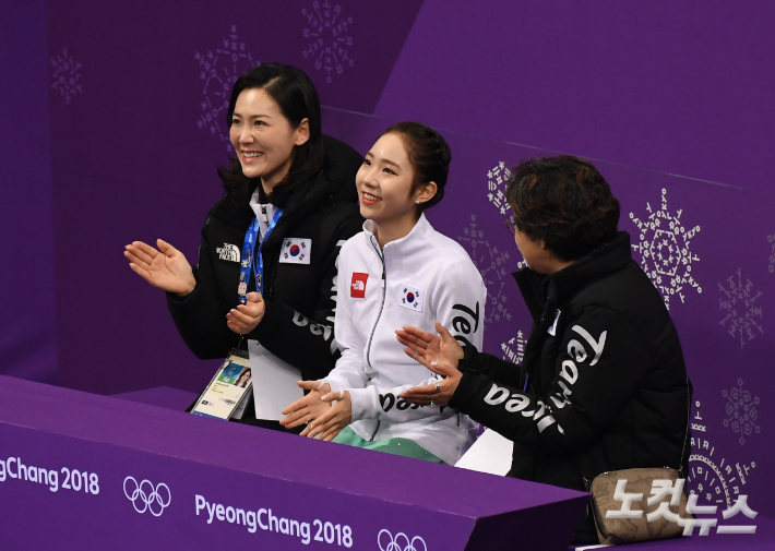 빙상연맹 회장에 도전장을 던진 이수경 삼보모터스그룹 사장(왼쪽부터)이 연맹 이사로 나선 2018 평창동계올림픽 당시 피겨 스케이팅 여자 싱글에서 최다빈과 점수를 확인하는 모습. 노컷뉴스