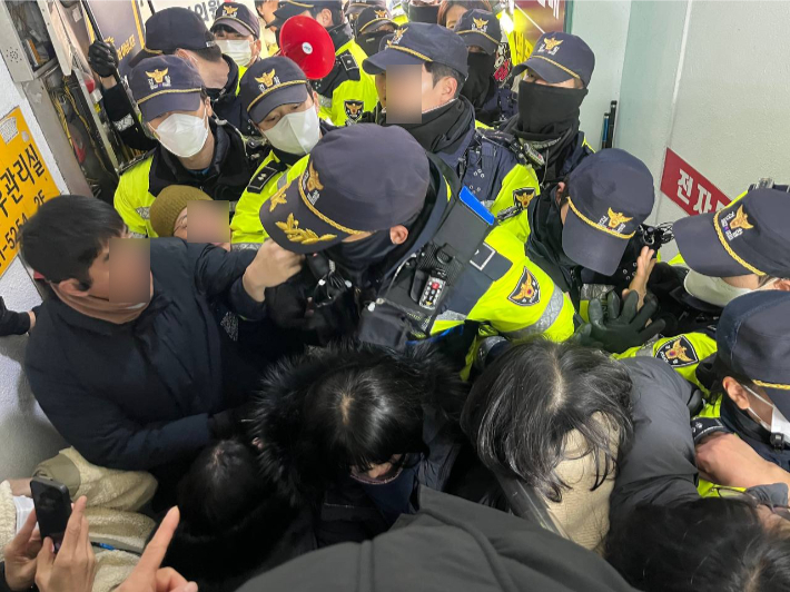 28일 부산 남구 박수영 국회의원 사무소 앞에서 경찰과 시민이 대치하는 모습. 진보당 부산시당 제공