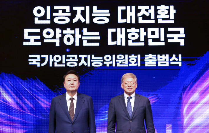 윤석열 대통령이 지난 9월 26일 서울 광화문 포시즌스호텔에서 열린 대통령 직속 국가인공지능위원회 민간위원 위촉식에서 위원회 부위원장인 염재호 태재대학교 총장과 기념촬영을 하고 있다. 연합뉴스