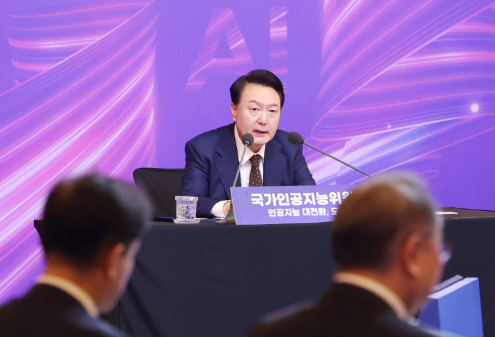 윤석열 대통령이 9월 26일 서울 광화문 포시즌스호텔에서 열린 대통령 직속 국가인공지능위원회 출범식 및 1차 회의에서 발언하고 있다. 연합뉴스