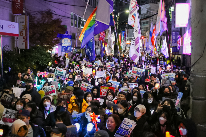 28일 부산 남구 국민의힘 박수영 의원 사무소 앞에서 대규모 집회가 열리고 있다. 윤석열 즉각 퇴진 사회대개혁 부산비상행동 제공