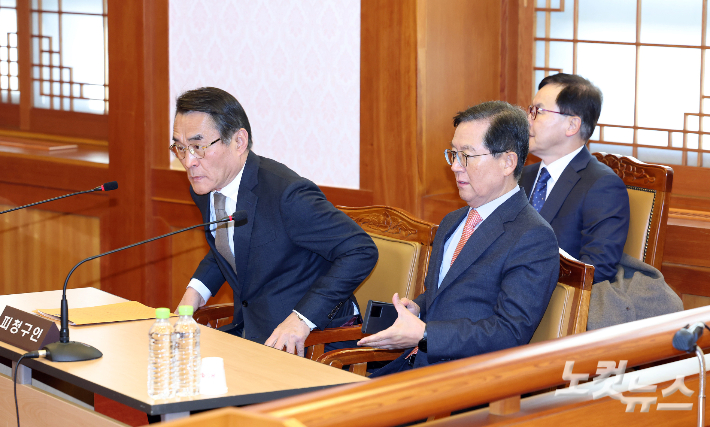 윤석열 대통령의 탄핵심판 사건 첫번째 변론준비기일인 27일  윤석열 대통령의 법률대리인인 배보윤, 배진한, 윤갑근 변호사가 서울 종로구 헌법재판소 소심판정에 입장하고 있다. 황진환 기자