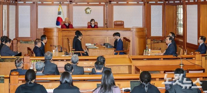 윤석열 대통령의 탄핵심판 사건 첫번째 변론준비기일인 27일 정형식, 이미선 헌법재판관이 서울 종로구 헌법재판소 소심판정에 입장하고 있다. 황진환 기자