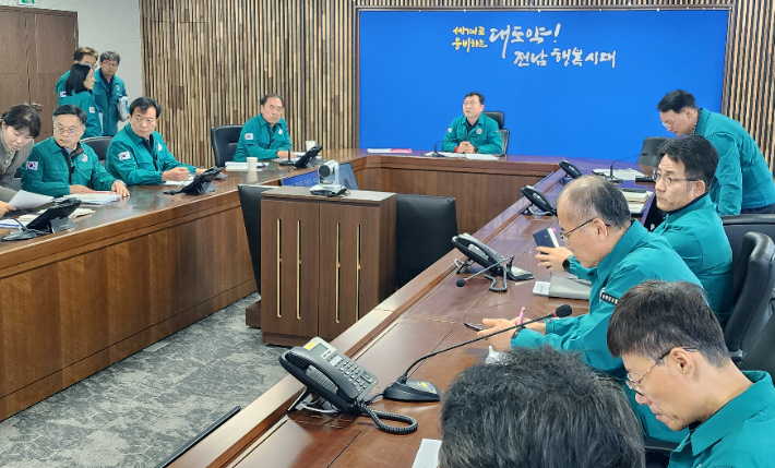 전라남도는 29일 오전 9시 7분쯤 무안국제공항 항공기 사고와 관련해 사고 즉시 재난안전대책본부를 가동, 사고 수습활동 지원과 유가족 지원에 나섰다. 전남도 제공