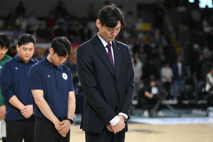 묵념하는 DB 김주성 감독. KBL