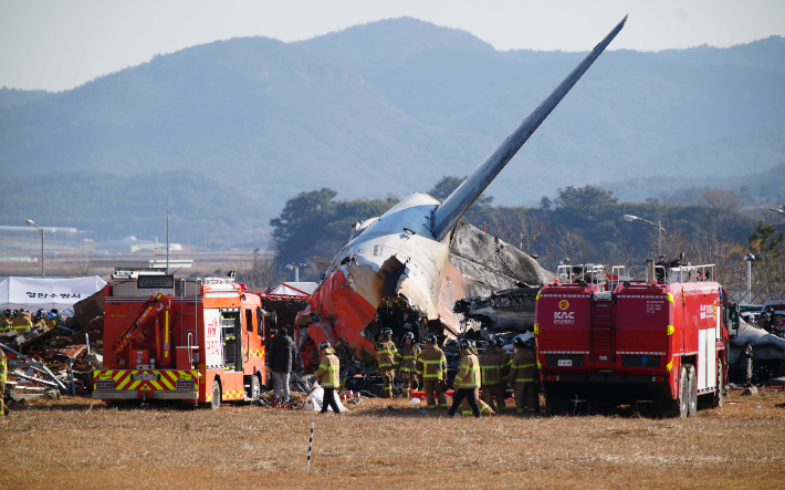 29일 9시 3분 전남 무안국제공항에서 181명 태운 항공기 착륙 중 충돌 폭발 사고 모습. 전라남도 제공