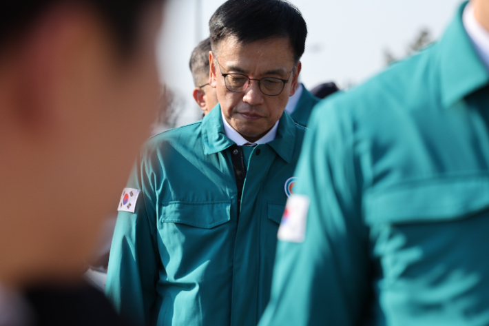 최상목 대통령 권한대행 부총리 겸 기획재정부 장관이 29일 오후 전남 무안공항 여객기 사고 현장에서 탑승객 가족들을 만난 뒤 굳은 표정으로 나오고 있다. 연합스