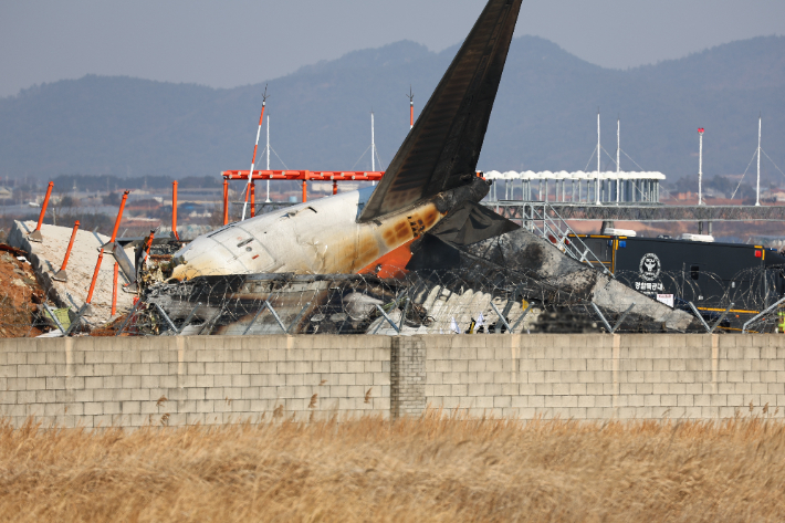 29일 오후 전남 무안군 무안국제공항에서 착륙 도중 충돌 후 폭발한 항공기의 잔해. 연합뉴스