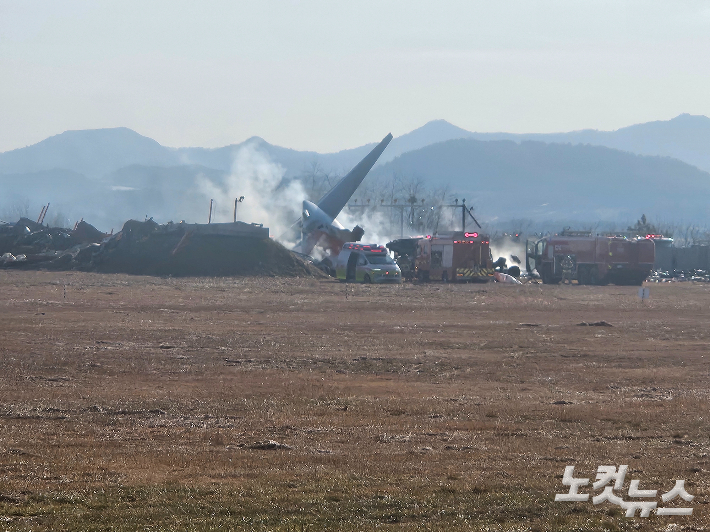 29일 오전 9시 3분쯤 전남 무안군 망운면에 위치한 무안국제공항 활주로에 제주항공 여객기가 추락한 현장. 독자 제공