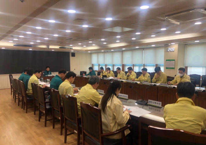 전남도교육청이 29일 발생한 무안국제공항 여객기 사고와 관련해 김대중 교육감 주재로 긴급회의를 갖고 있다. 전남도교육청 제공 