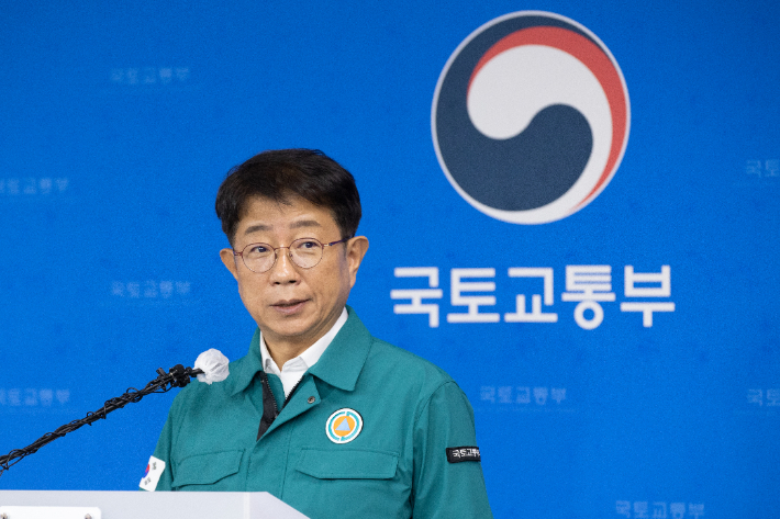 박상우 국토교통부 장관이 29일 정부세종청사 국토교통부 기자실에서 무안공항 항공기 사고 관련 브리핑을 하고 있다. 국토교통부 제공