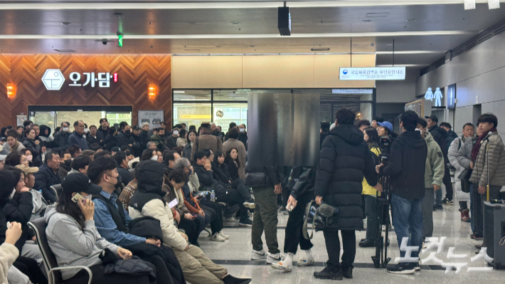 여객기 참사가 발생한 무안국제공항에 사고 소식을 듣고 모인 탑승자 가족들이 초조하게 뉴스를 보고 있다. 김수진 기자 