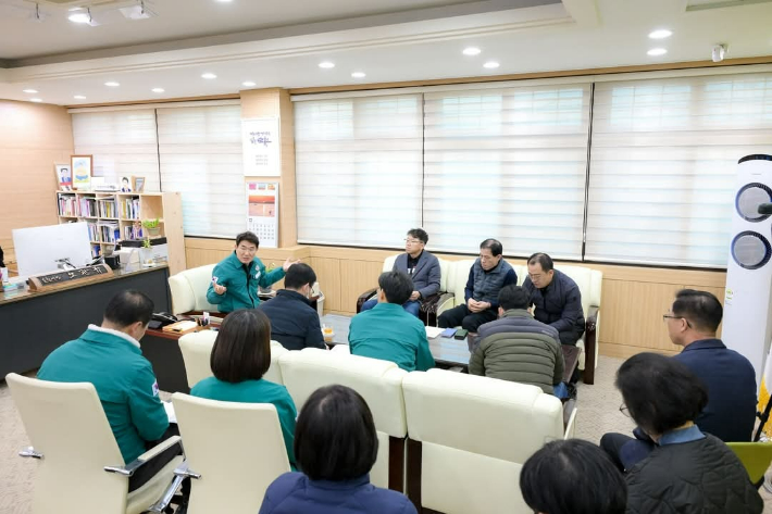 노관규 시장이 무안 제주항공 참사 희생자 유족 지원 등을 논의하고 있다. 순천시 제공