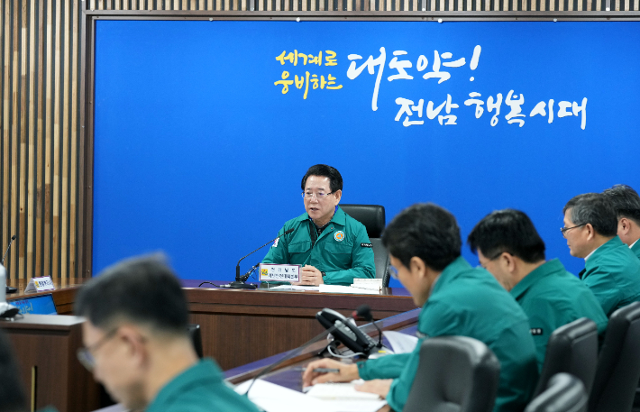 김영록 전라남도지사가 29일 도청 재난종합상황실에서 제주항공 여객기 추락사고 대책회의를 주재하고 있다. 전남도 제공
