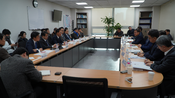 더불어민주당 중앙당 노동국 주관하에 을지로위원회와 노동존중실천단 소속 국회의원, 한화오션 사장과 전무, 부산지방고용노동청장 등이 참석한 회의. 허성무 의원실 제공 