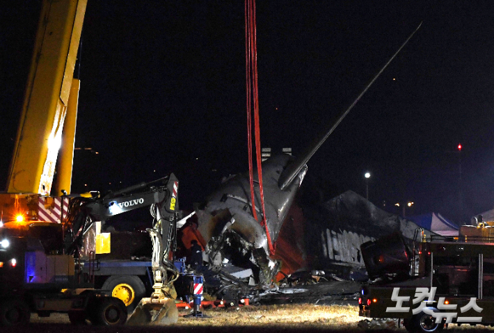 무안 제주항공 참사가 발생한 지난 29일 무안국제공항 사고현장에서 소방대원들이 수습작업을 하고 있다. 무안(전남)=황진환 기자