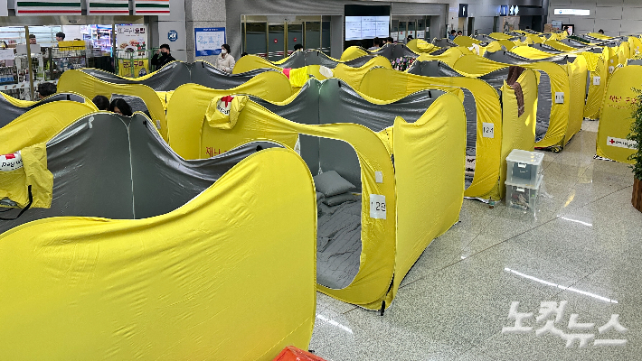 전남 무안국제공항 대합실 1층에 설치된 텐트형 재난구호 쉘터. 김한영 기자 