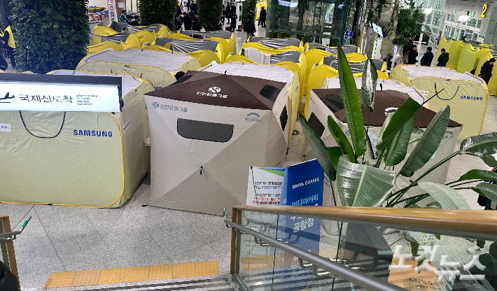 전남 무안국제공항 대합실에 유가족들의 임시 거처인 쉘터가 설치했다. 김한영 기자 