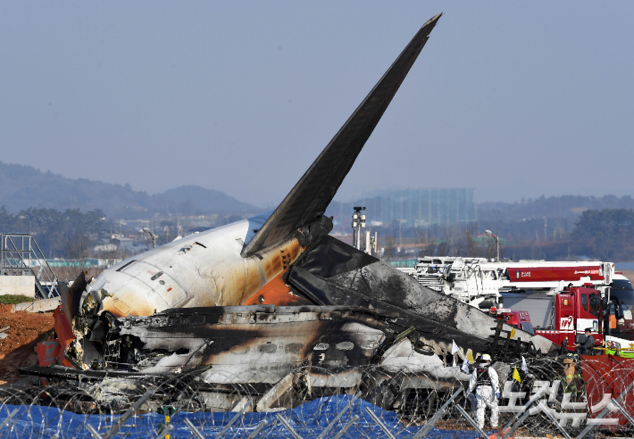 전남 무안국제공항에서 탑승객 181명을 태운 여객기가 착륙 중 활주로를 이탈해 사고가 발생한 29일 사고현장에서 소방대원들이 수습작업을 벌이고 있다. 황진환 기자