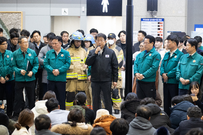 박상우 국토교통부 장관이 29일 저녁 제주항공 여객기 참사가 벌어진 무안공항을 찾아 피해자 가족들에게 신속한 수습을 약속하고 있다. 국토교통부 제공