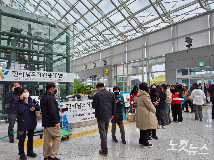 30일 오전 전남 무안국제공항에서 자원봉사단체 부스를 찾은 유가족들. 양형욱 기자