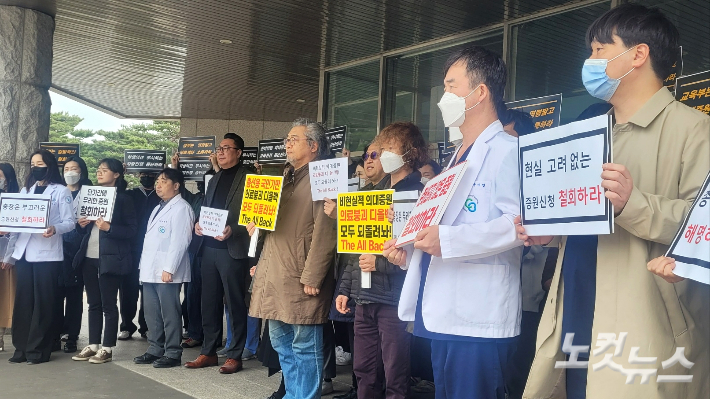 이주호 교육부 장관이 충북대를 방문한 지난 3월 의대 교수들과 의대생들이 대학 본부 앞에서 피켓 시위를 벌이고 있다. 최범규 기자