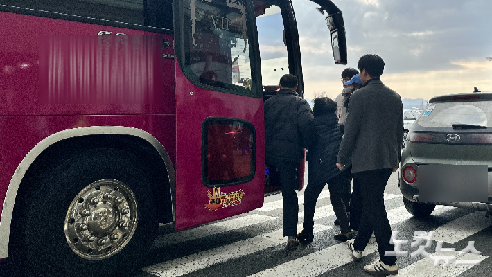 한국공항공사 등은 30일 오전 전남 무안국제공항 1번 게이트에서 버스를 투입해 신원이 확인된 사망자 유가족들을 대상으로 시신 확인 절차를 진행했다. 김한영 기자