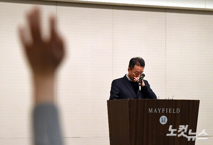 제주항공 송경훈 경영지원본부장이 30일 오전 서울 강서구 메이필드에서 제주항공 참사 관련 3차 브리핑을 갖고 취재진의 질문에 답하고 있다. 황진환 기자