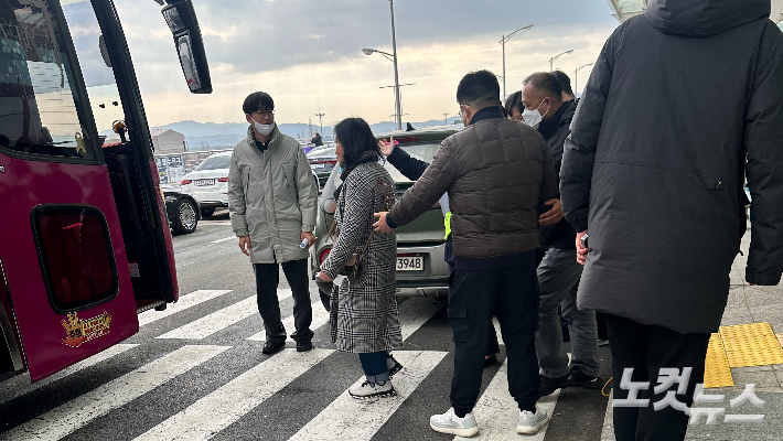 한국공항공사 등은 30일 오전 전남 무안국제공항 1번 게이트에서 버스를 투입해 신원이 확인된 사망자 유가족들을 대상으로 시신 확인 절차를 진행했다. 김한영 기자