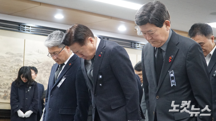 희생자를 추모하는 이상봉 도의장(사진 왼쪽부터)과 오영훈 지사, 김광수 도교육감. 고상현 기자