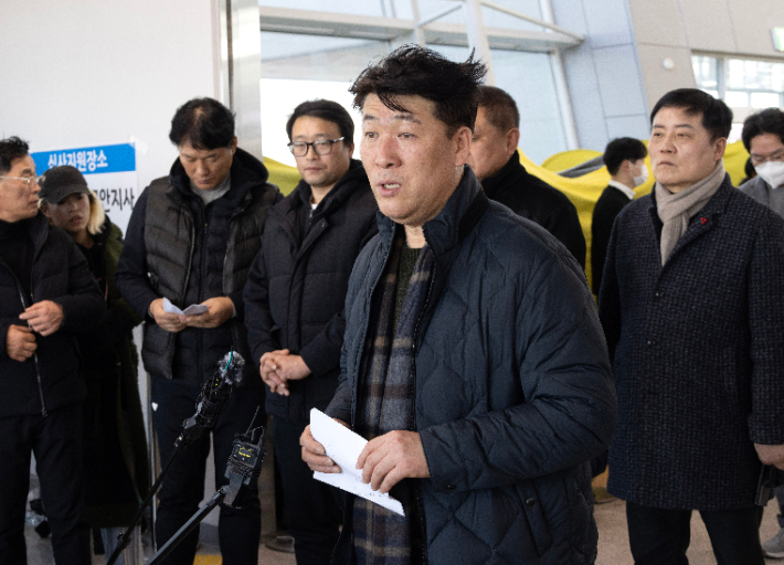 박한신 '제주항공 참사' 유가족협의회 대표가 30일 오후 전남 무안군 무안국제공항에서 기자회견 하고 있다. 연합뉴스