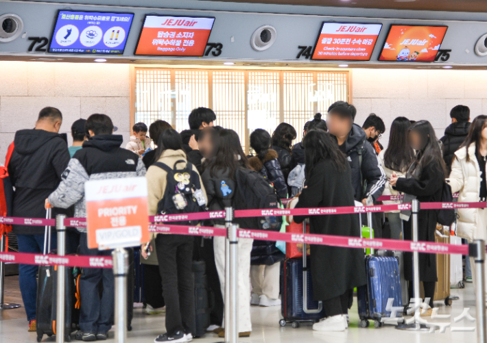 지난 29일 전남 무안국제공항에서 발생한 제주항공 여객기 참사로 179명의 사망자가 발생한 가운데 30일 서울 김포공항 국내선 제주항공 카운터에서 승객들이 탑승수속을 하고 있다. 이날 아침 무안 사고기와 같은 기종의 제주행 제주항공 7C101편이 이륙 직후 랜딩기어에 이상으로 회항했다. 박종민 기자