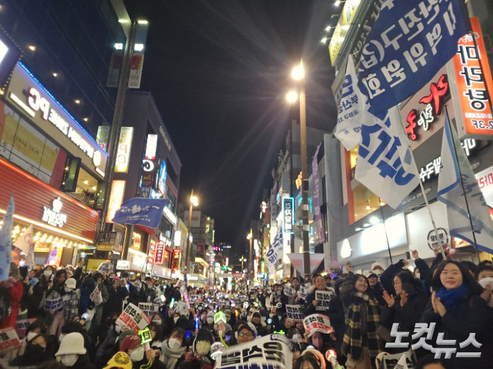 8일 부산진구 서면에서 열린 윤석열 즉각퇴진, 탄핵집회에 시민 1만여 명이 참여했다. 김혜경 기자 