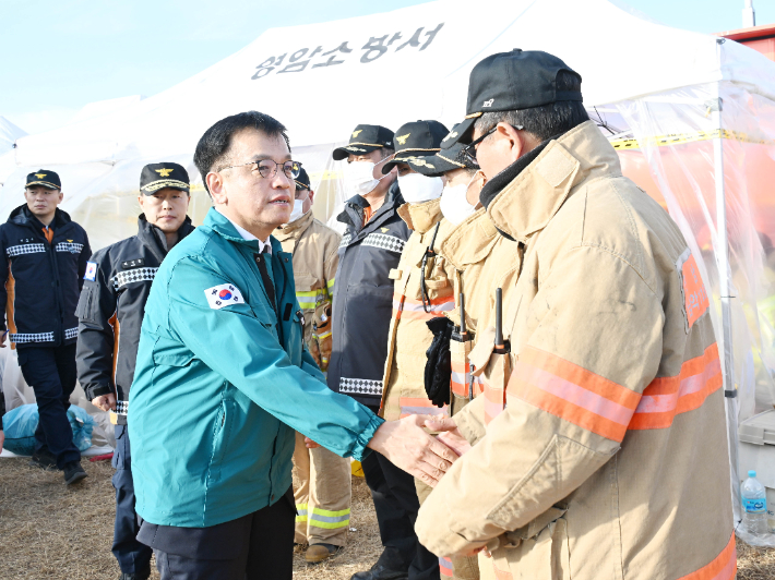 구조대원 격려하는 최상목 권한대행. 연합뉴스