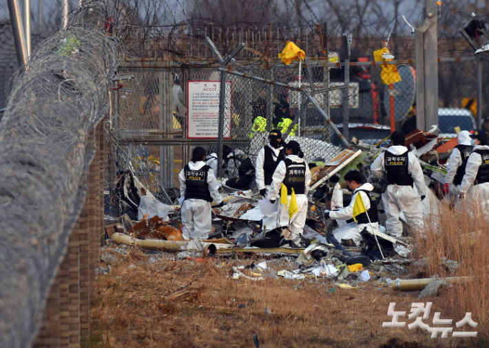 무안 제주항공 참사가 발생한 29일 무안국제공항 사고현장에서 소방대원들이 수습작업을 하고 있다. 무안(전남)=황진환 기자