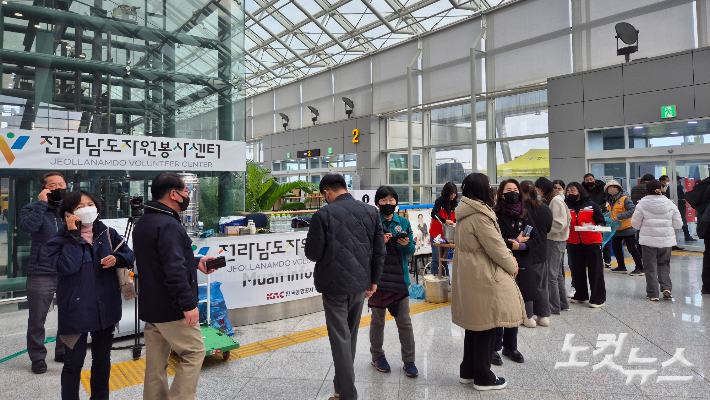 30일 오전 전남 무안국제공항에서 자원봉사단체 부스를 찾은 유가족들. 양형욱 기자