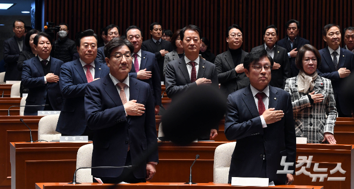 권성동 국민의힘 대표 권한대행 겸 원내대표를 비롯한 의원들이 의원총회에 참석해 국민의레를 하고 있다. 황진환 기자