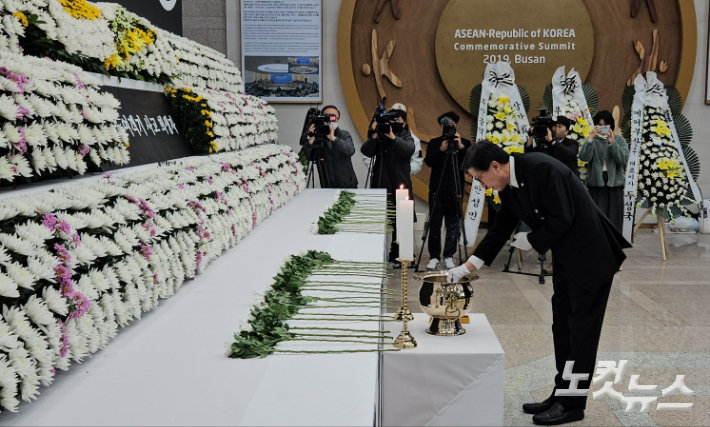 30일 박형준 부산시장이 부산시청 1층에 마련된 제주항공 참사 희생자들의 분향소를 찾아 조문하고 있다. 김혜민 기자 