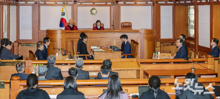 윤석열 대통령의 탄핵심판 사건 첫번째 변론준비기일인 지난 27일  정형식, 이미선 헌법재판관이 서울 종로구 헌법재판소 소심판정에 입장하는 모습. 황진환 기자