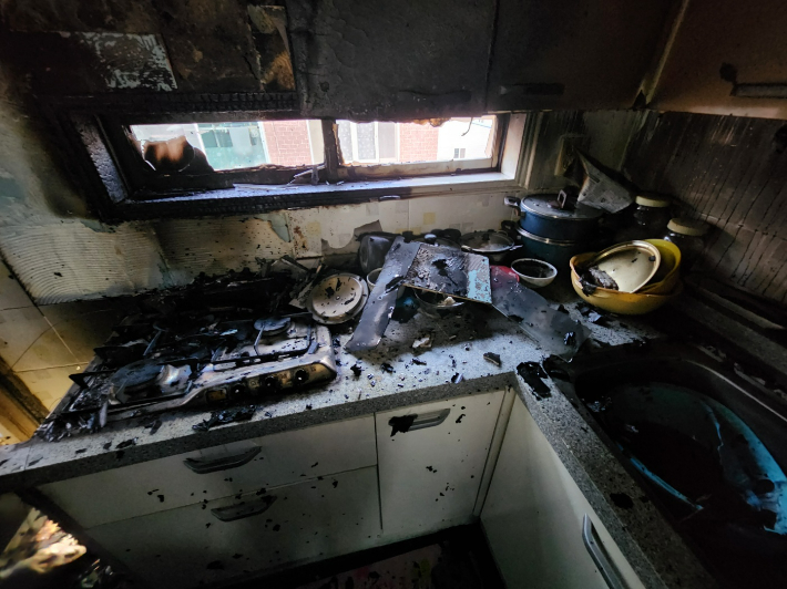 30일 부산 기장군의 한 다세대주택에서 불이 나 20여 분 만에 꺼졌다. 부산소방재난본부 제공 