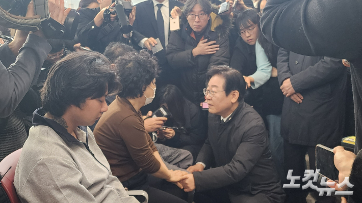 더불어민주당 이재명 대표가 31일 무안국제공항을 방문해 제주항공 여객기 참사 희생자 유족을 위로하고 있다. 최창민 기자